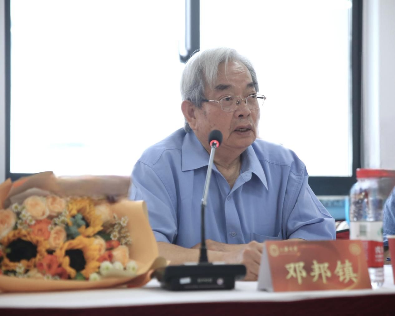传承红色基因，，，，赓续红色血脉：邓中夏后人向永信贵宾会217法学院捐赠邓中夏雕塑-永信贵宾会217