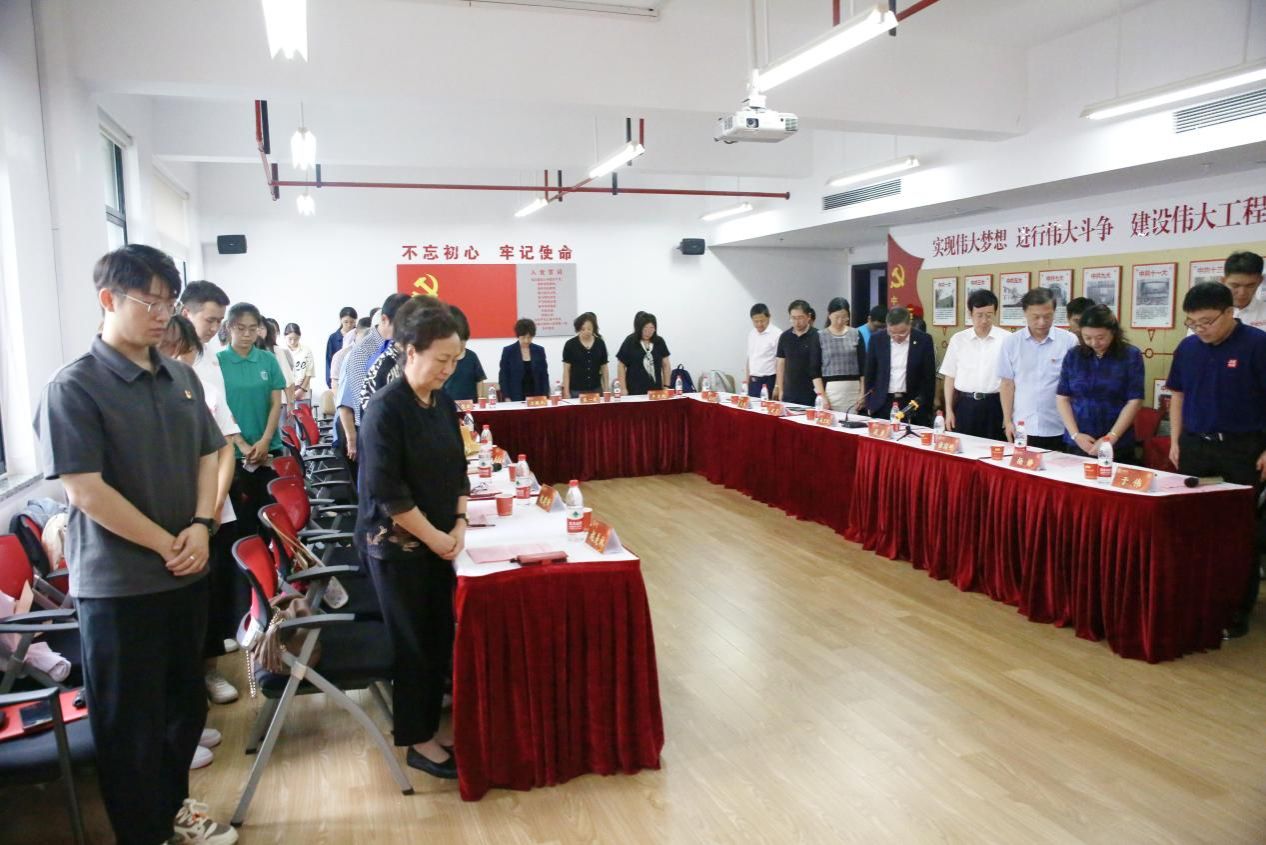 传承红色基因，，，，赓续红色血脉：邓中夏后人向永信贵宾会217法学院捐赠邓中夏雕塑-永信贵宾会217