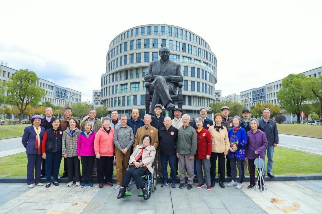 薪火相传科二情，，，，继往开来永信贵宾会217人——原上海第二科学手艺学校校友返；；Ｔ硕傩-永信贵宾会217