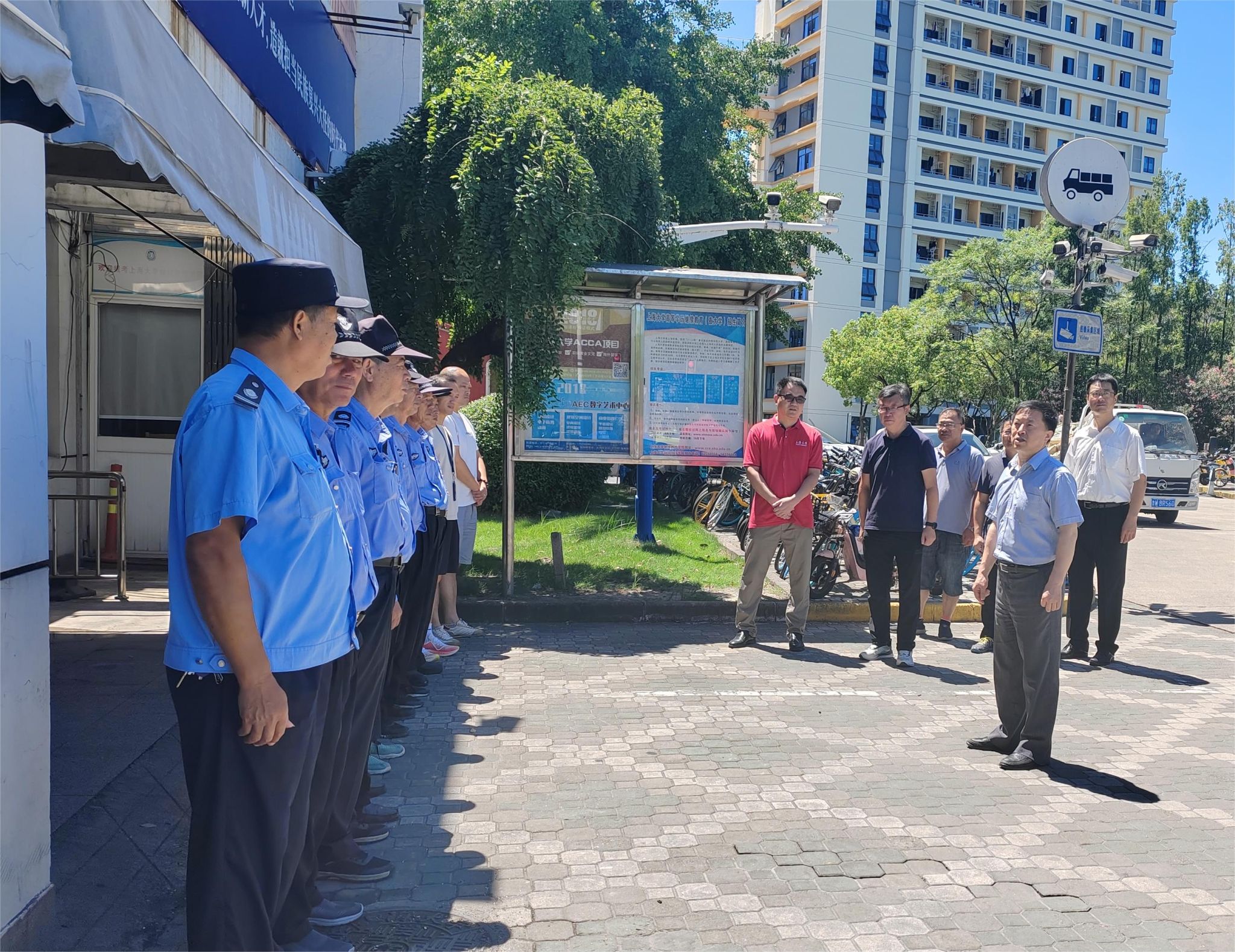 校向导走访慰问后勤包管部暑假坚守效劳包管一线职工-永信贵宾会217
