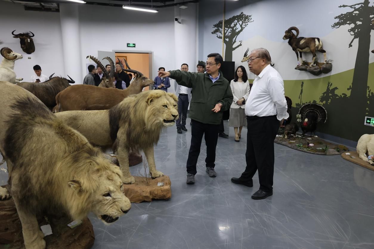 十届市政协主席、市工经联专家委主任蒋以任一行来校调研-永信贵宾会217