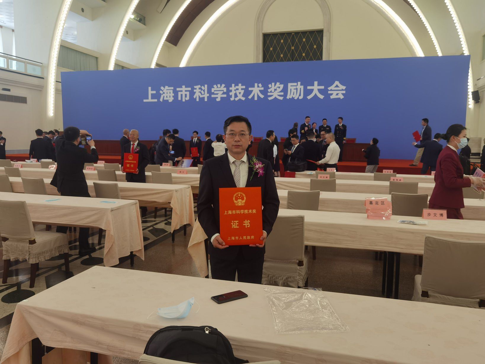“新能源工业要害质料超常冶金与制备”团队喜获上海市手艺发明一等奖-永信贵宾会217