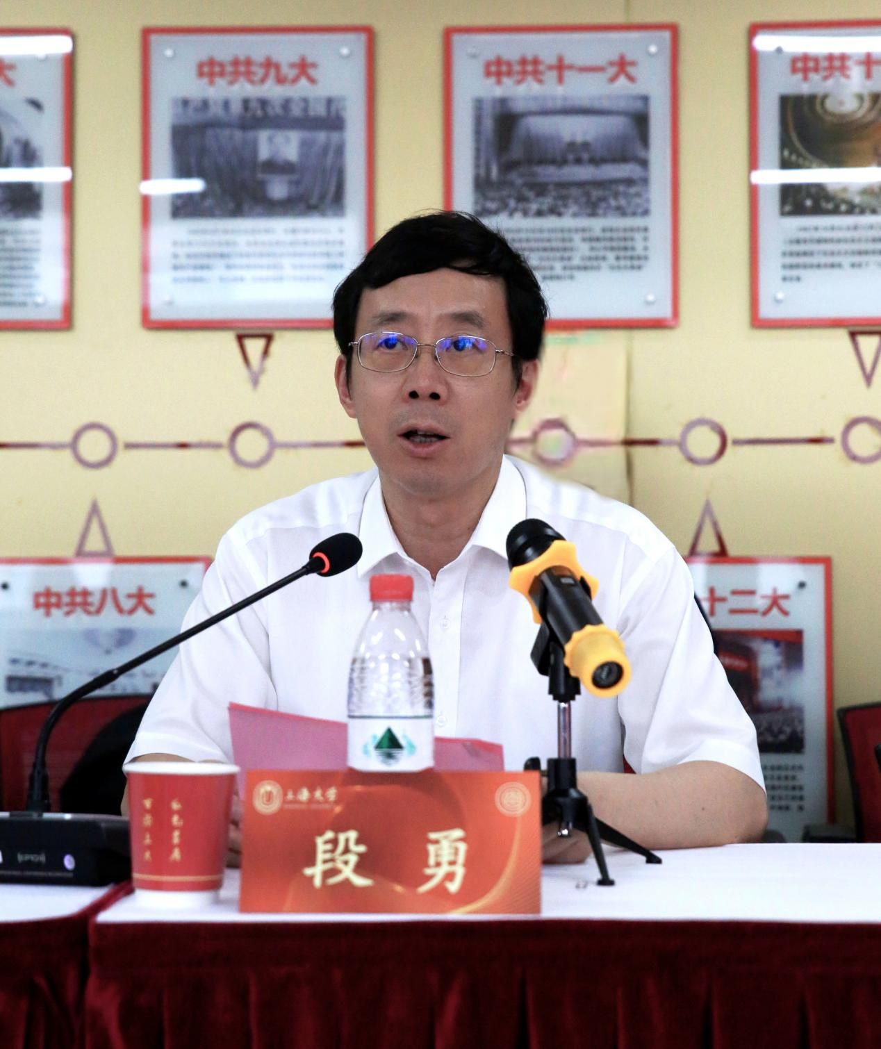 传承红色基因，，，，赓续红色血脉：邓中夏后人向永信贵宾会217法学院捐赠邓中夏雕塑-永信贵宾会217