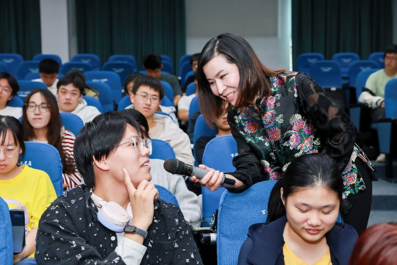 劳模走进永信贵宾会217思政课  陶醉式演绎“半马苏河，，，工运之声”-永信贵宾会217