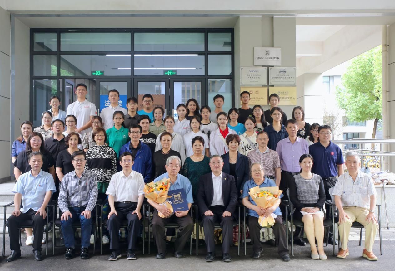 传承红色基因，，，，赓续红色血脉：邓中夏后人向永信贵宾会217法学院捐赠邓中夏雕塑-永信贵宾会217