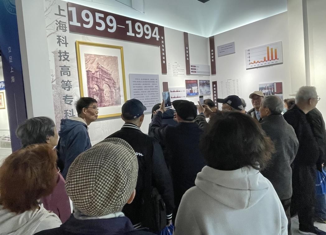 薪火相传科二情，，，，继往开来永信贵宾会217人——原上海第二科学手艺学校校友返；；Ｔ硕傩-永信贵宾会217