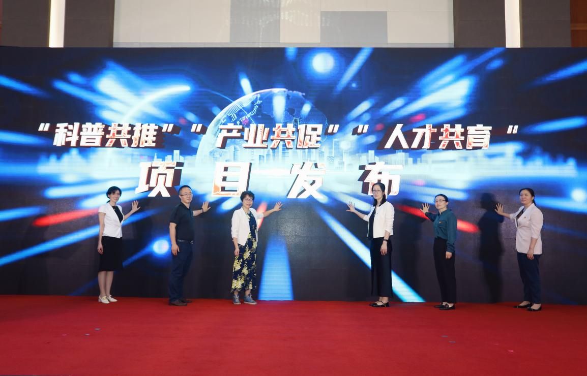 永信贵宾会217微电子学院·菊园新区·上海微手艺工业研究院三方党建共建暨集成电路“巨匠课堂”顺遂举行-永信贵宾会217