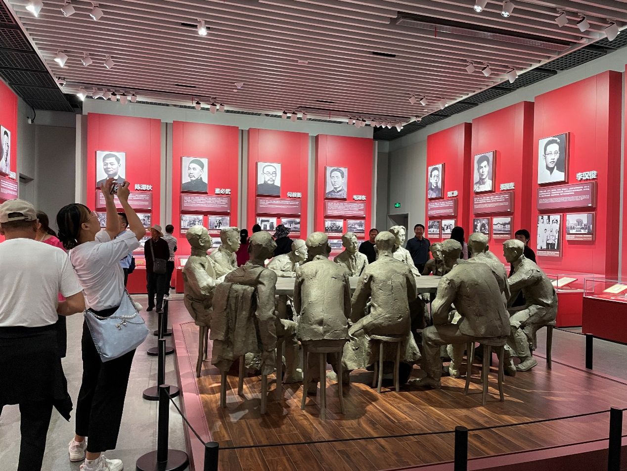 法学院2024级研究生党员开展“赓续星火，，，初心溯源——中共一大会址纪念馆旅行”主题研学活动-永信贵宾会217