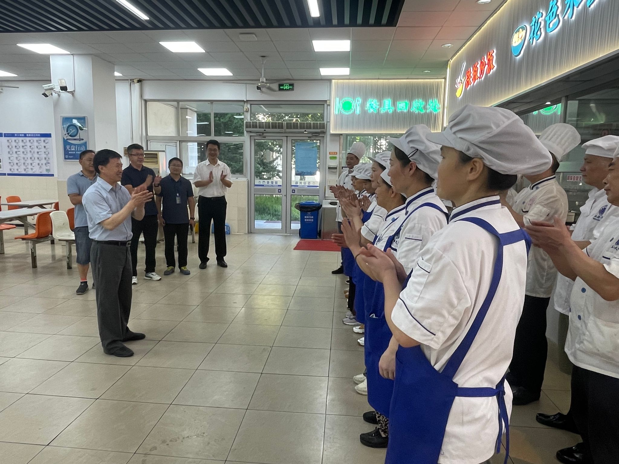 校向导走访慰问后勤包管部暑假坚守效劳包管一线职工-永信贵宾会217
