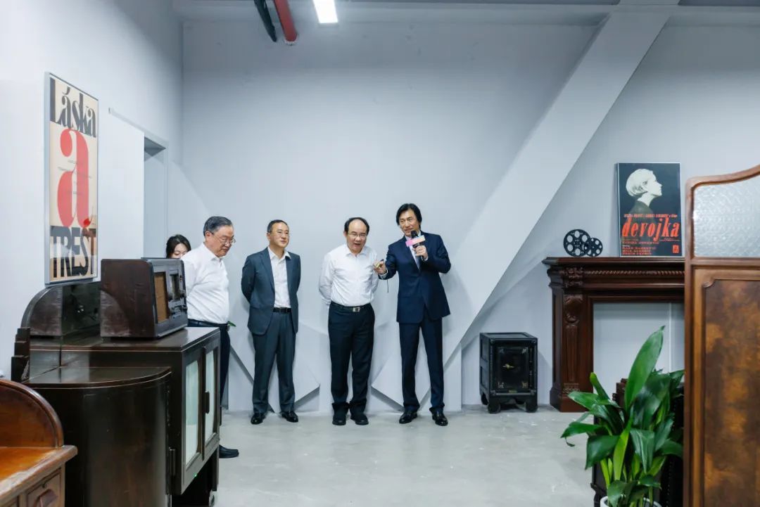 中宣部影戏局调研上海影戏生长研究院暨“上海归国影人培育基地”启动仪式顺遂举行-永信贵宾会217