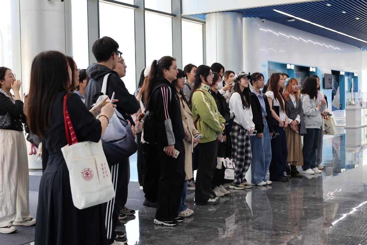 感受专业魅力，，，，，探索就业机缘——新传学院师生赴米哈游参访学习-永信贵宾会217
