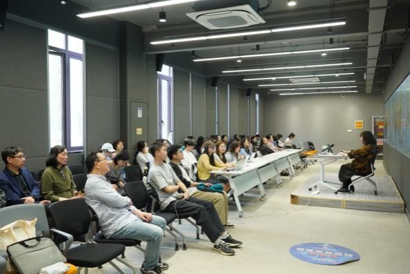 新闻撒播学院举行“目今国际形势热门剖析与中外洋交政策选择”专题学习会-永信贵宾会217